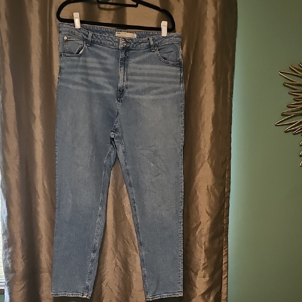 🛍️ ASOS Curve High-Rise Slim Straight-Leg Mom JeansSize: UK 20 (US 16)